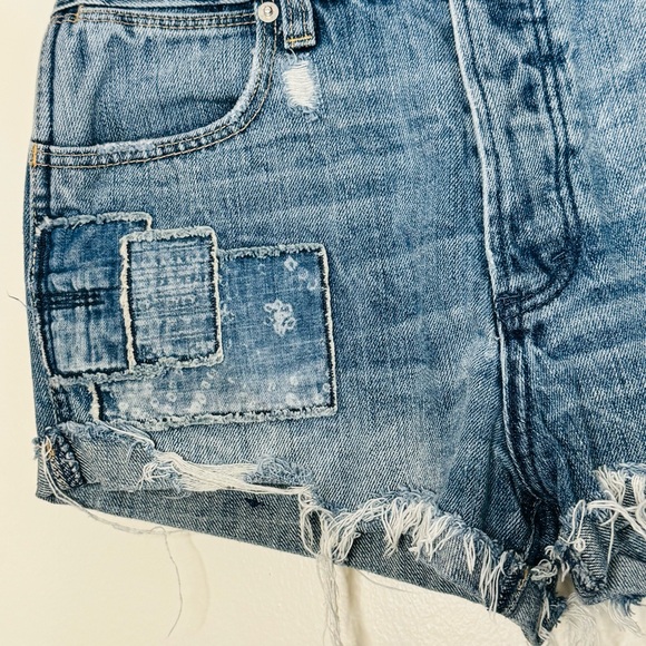 Abercrombie & Fitch | Light Wash High Rise Jean Short | SIze 0 - Picture 2 of 6